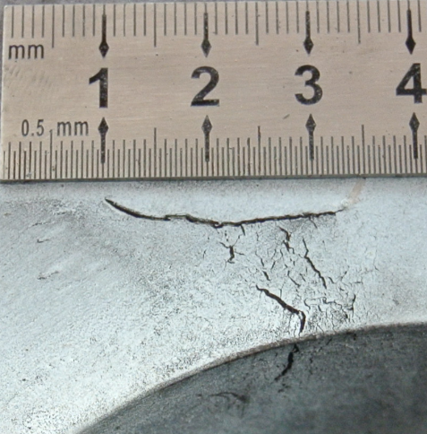 某电厂汽缸及隔板套磁粉检验发现大量裂纹和不允许线性缺陷存在